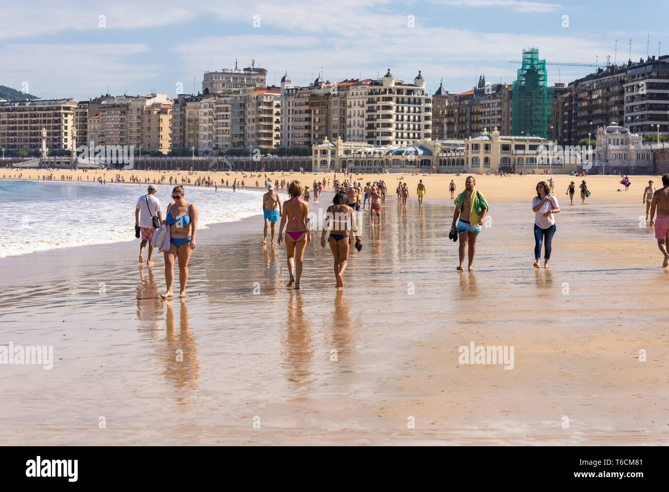 San Sebastian. Abitanti e turisti a piedi sulla spiaggia Foto Stock