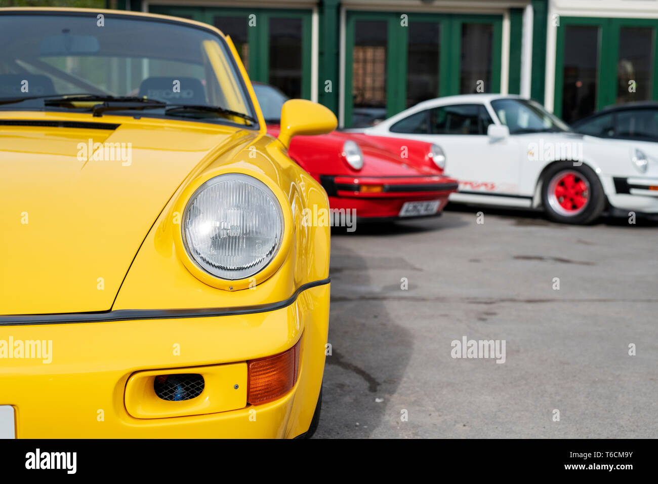 1994 Porsche Carrera auto nella parte anteriore di un garage a Bicester Heritage Center Drive che giorno. Bicester, Oxfordshire, Inghilterra Foto Stock