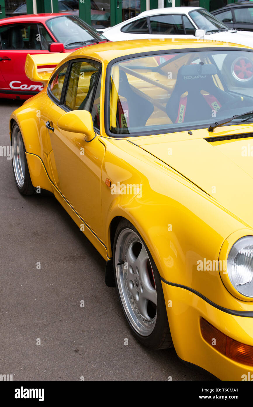 1994 Porsche Carrera auto nella parte anteriore di un garage a Bicester Heritage Center Drive che giorno. Bicester, Oxfordshire, Inghilterra Foto Stock
