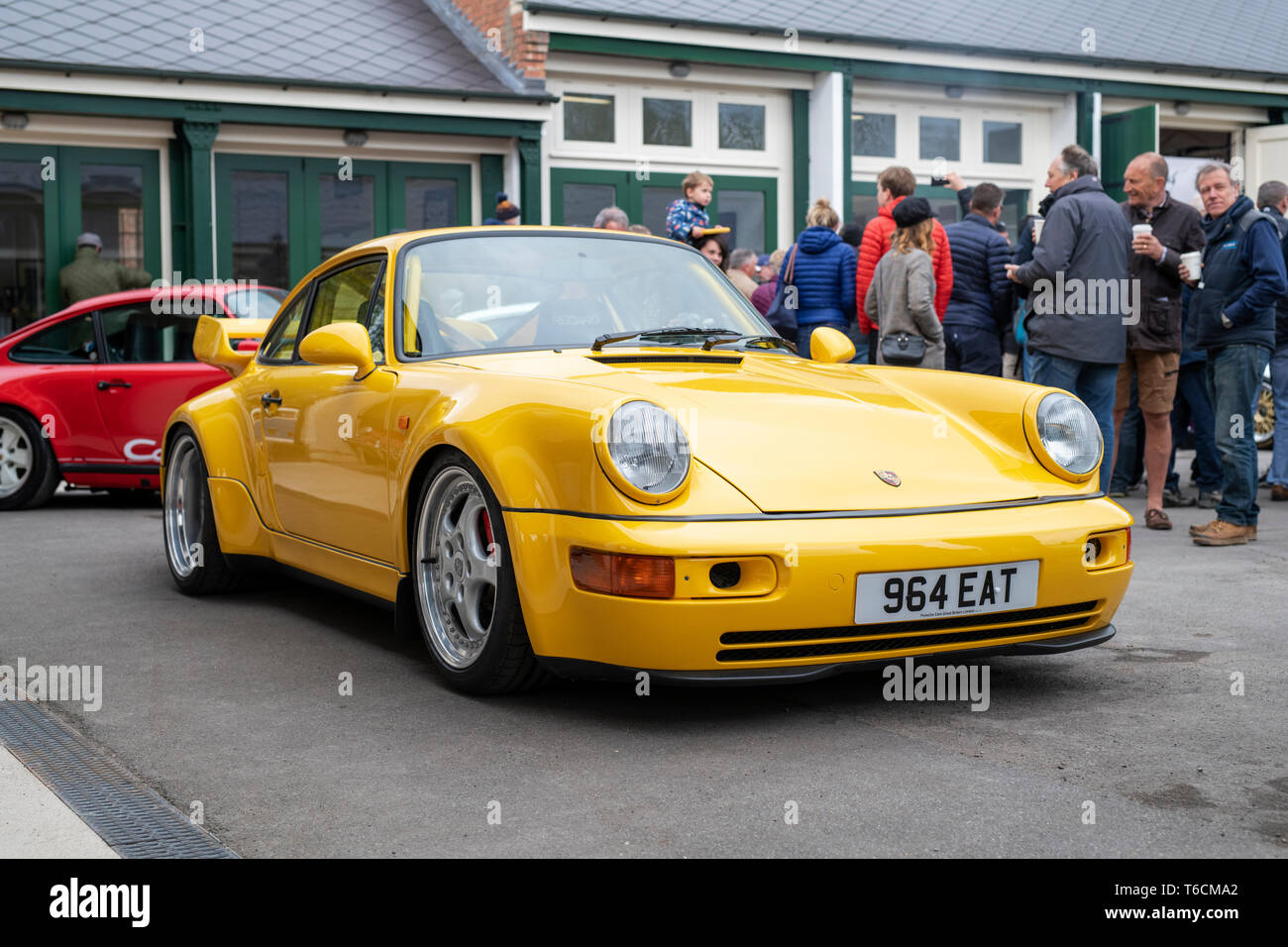 1994 Porsche Carrera auto nella parte anteriore di un garage a Bicester Heritage Center Drive che giorno. Bicester, Oxfordshire, Inghilterra Foto Stock