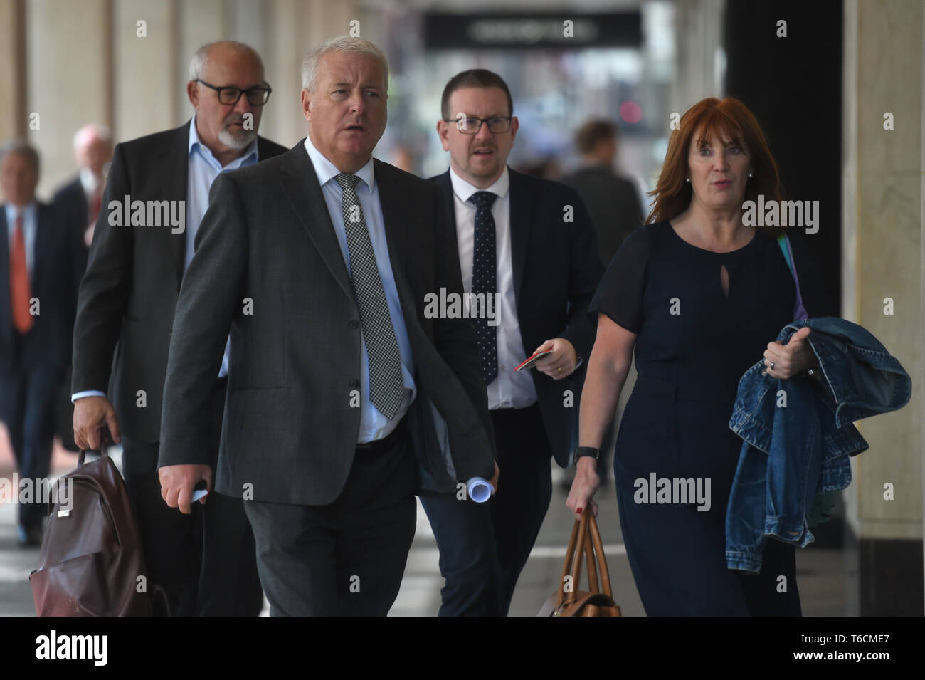 (Da sinistra a destra) parlamentari laburisti Jon Trickett, Ian Lavery, Andrew Gwynne e Jeremy Corbyn's aide Karie Murphy arriva per un NEC incontro di Londra come il partito laburista del corpo direttivo si riunisce per accettare il suo progetto di elezioni europee manifesto. Foto Stock