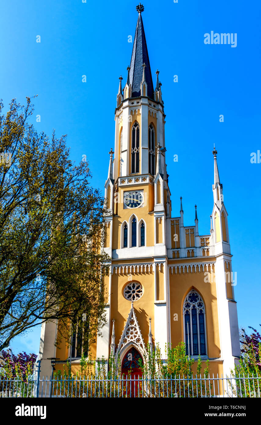 La Johanneskirche è un neo-gotico, costruito dal 1861 al 1865 chiesa protestante in Eltville- Erbach, Hesse, Germania Foto Stock
