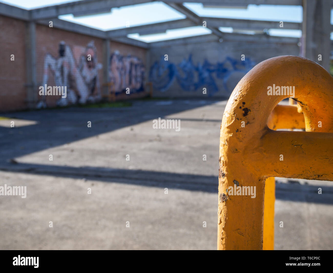 Il vecchio magazzino rovina industriale Foto Stock