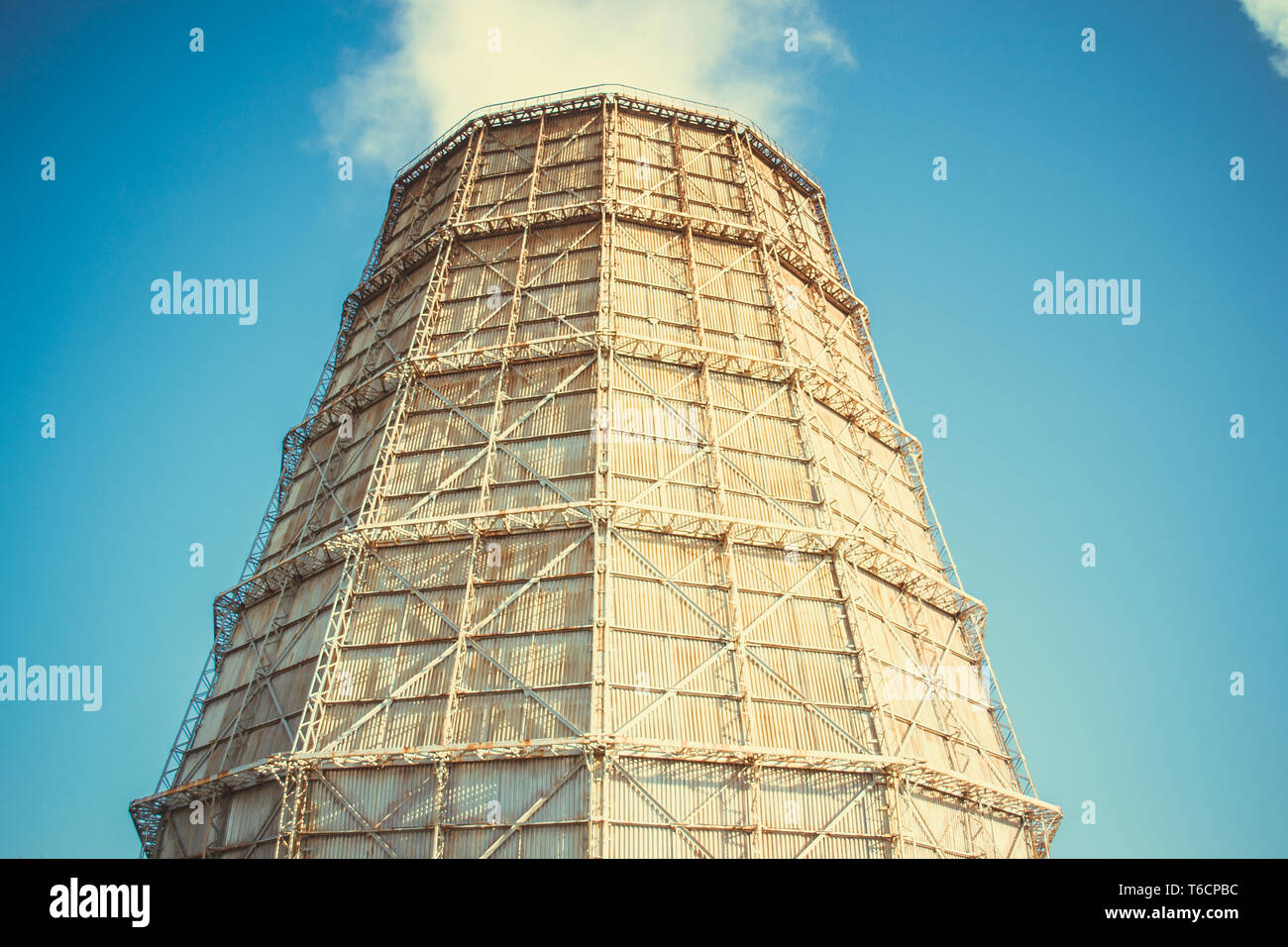 Grande fabbrica del camino di ardesia e cielo chiaro in una giornata di sole Foto Stock