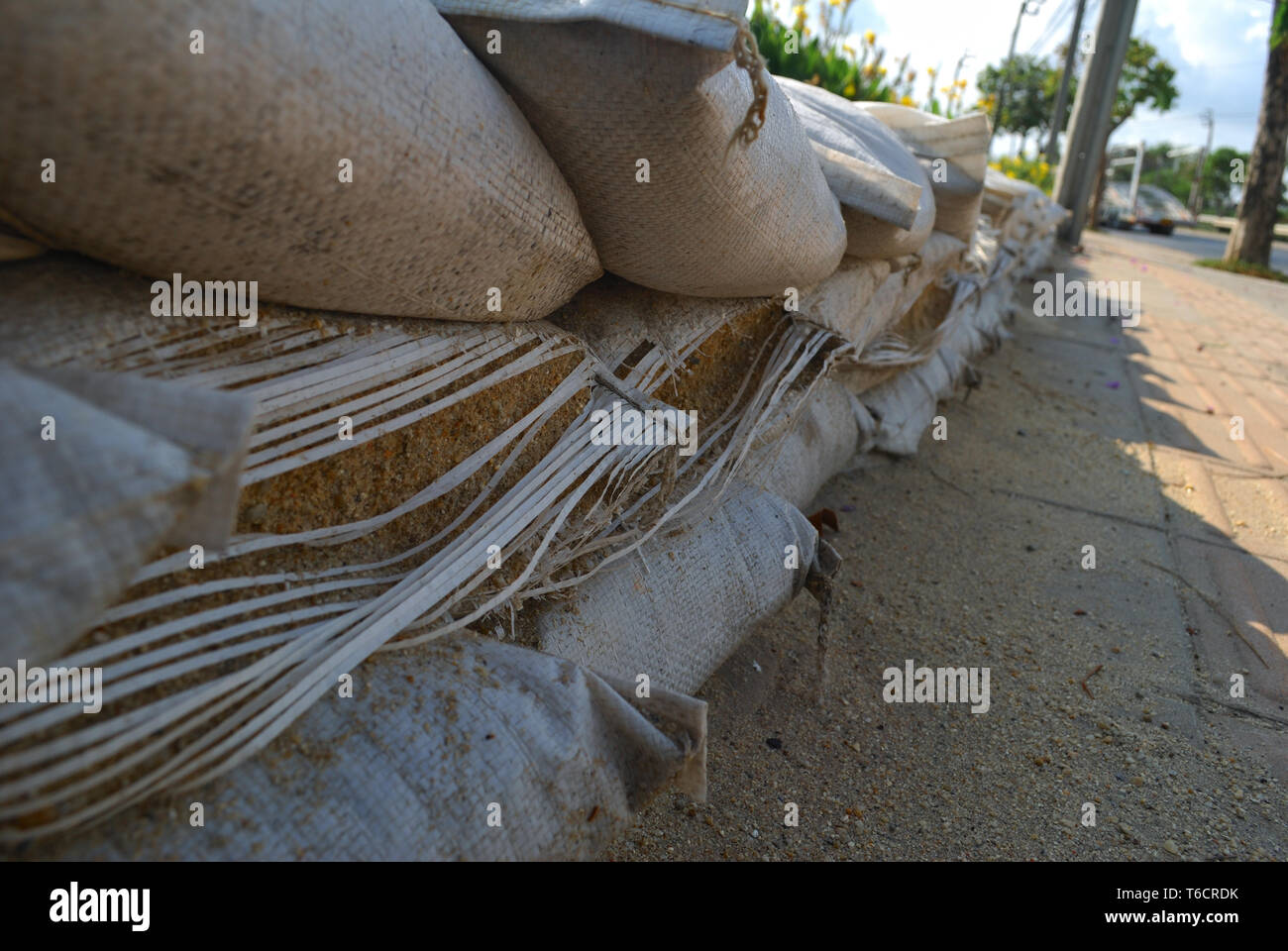 Sacchi di sabbia collocato in una linea di alluvione Foto Stock