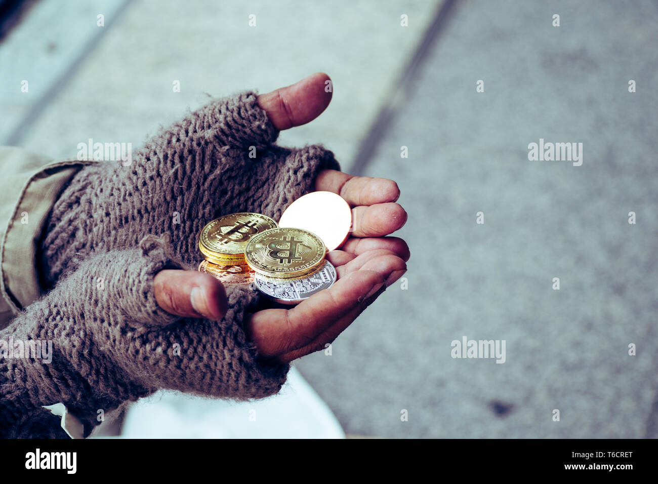 Senzatetto. Infelice uomo senza tetto con guanti neri sta tenendo la mano  per ottenere le monete di bit o aiutare la donazione di cibo da parte del  popolo Foto stock - Alamy