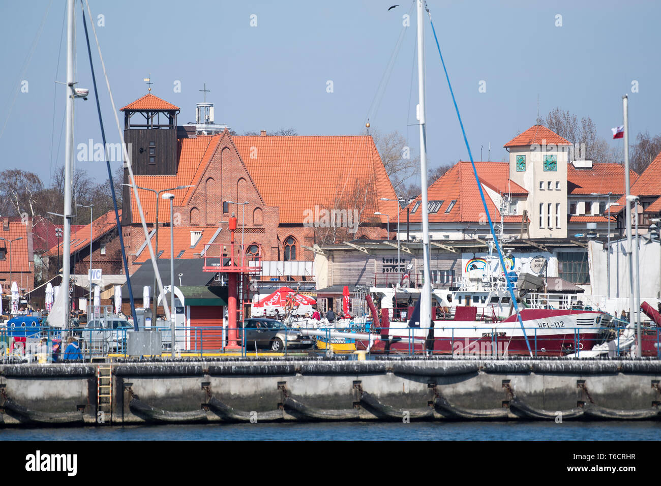 Porto di pescatori e il museo della pesca nell'ex San Pietro e Paolo Chiesa di Hel, Polonia 22 Aprile 2019 © Wojciech Strozyk / Alamy Stock Photo Foto Stock