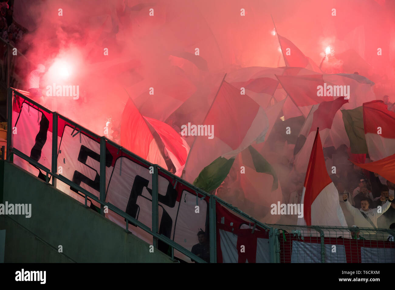 Gli appassionati di Legia Warszawa (Legia Varsavia) durante il gioco Lechia Gdansk vs. Legia Warszawa in Stadion Energa Danzica Danzica, Polonia. Il 27 aprile 2019 © Foto Stock