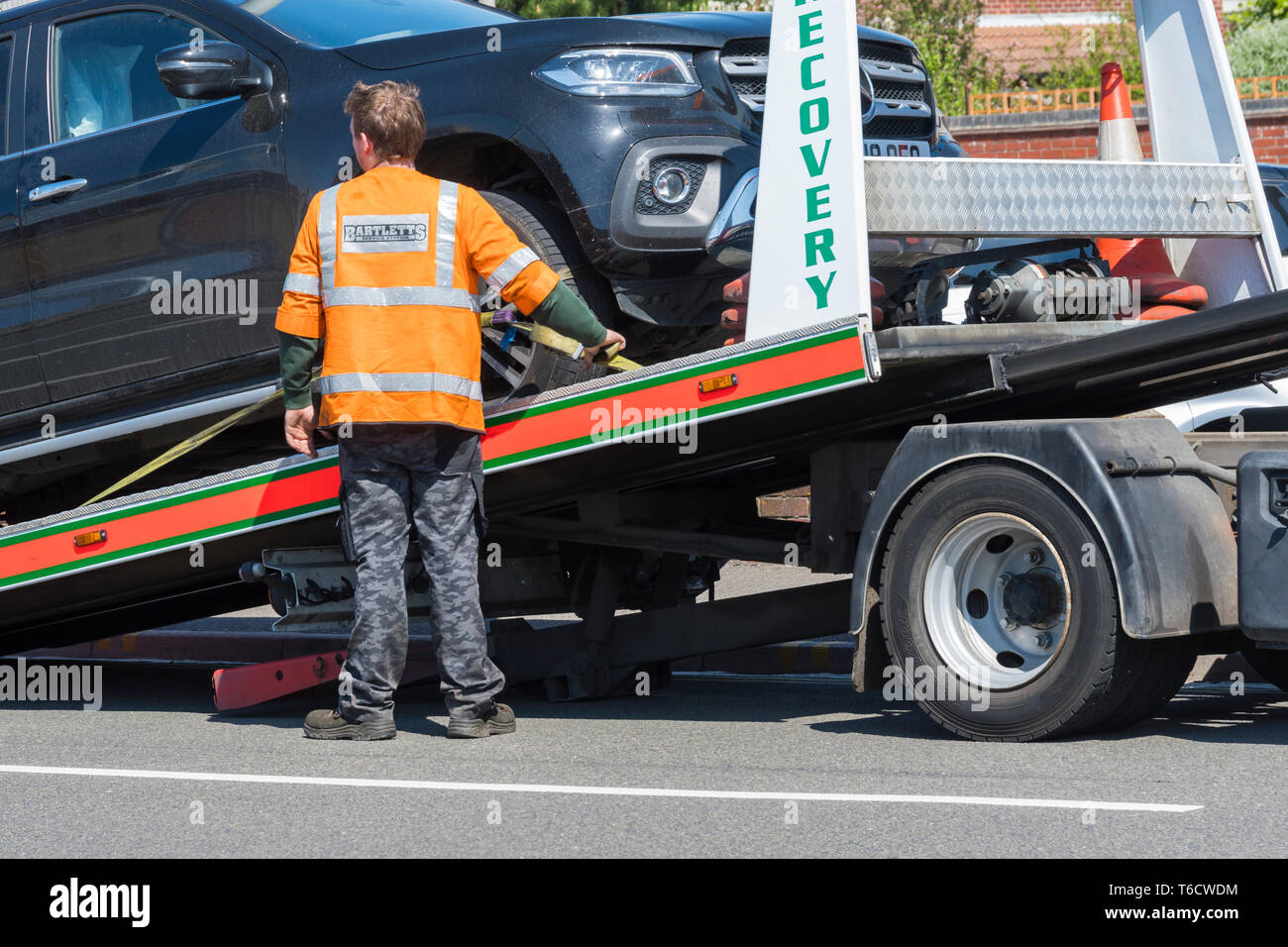 Ripartizione Bartletts recupero veicolo su strada mettendo una macchina su un rimorchio, nel Regno Unito. Foto Stock