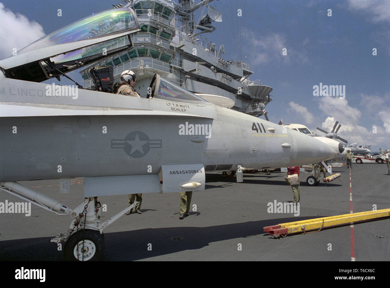 1 novembre 1993 operazione continuare speranza. Un pilota nell'abitacolo del suo F/A-18 Hornet sul ponte di volo della portaerei US Navy USS Abraham Lincoln nell'Oceano Indiano, a 50 miglia da Mogadiscio, Somalia. Foto Stock