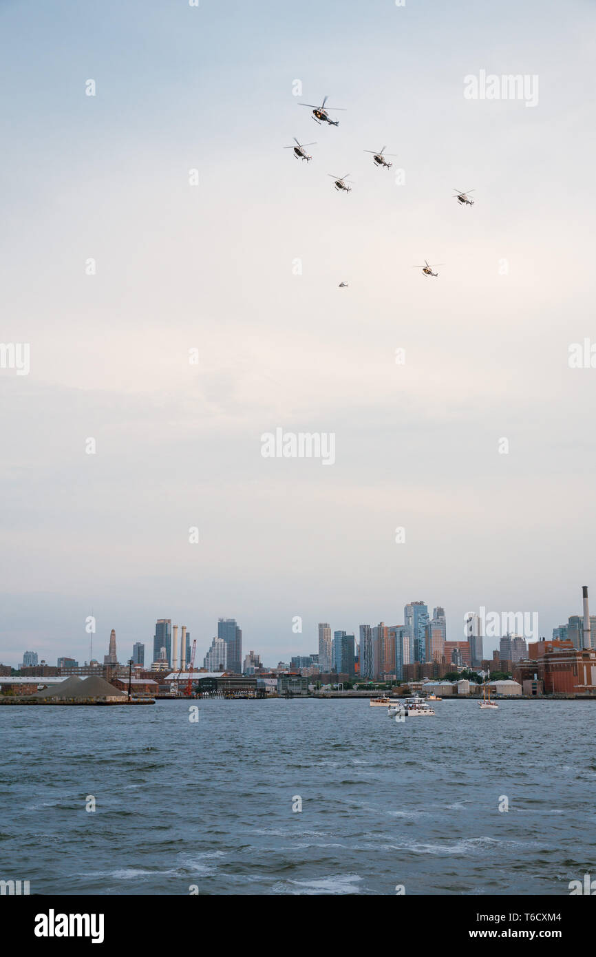 Hubschrauber über New York City New York East River Brooklyn zum Unabhängigkeitstag 04. Juli / elicottero a new york il giorno di indipendenza 4 luglio Foto Stock