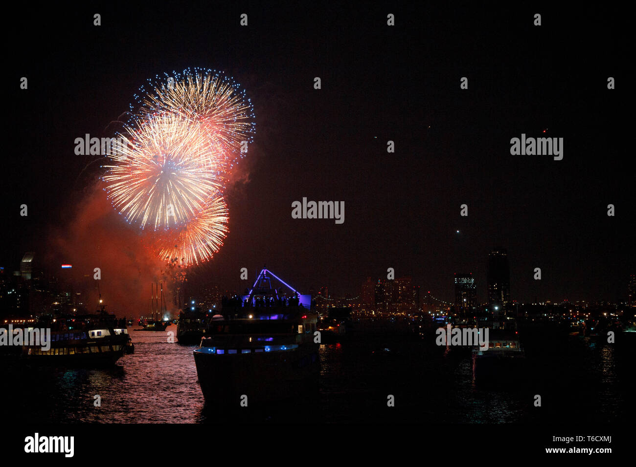 Feuerwerk auf dem East River in New York zum Unabhängigkeitstag 04. Juli Empire State building / Fuochi d'artificio il giorno di indipendenza il quarto di luglio Foto Stock
