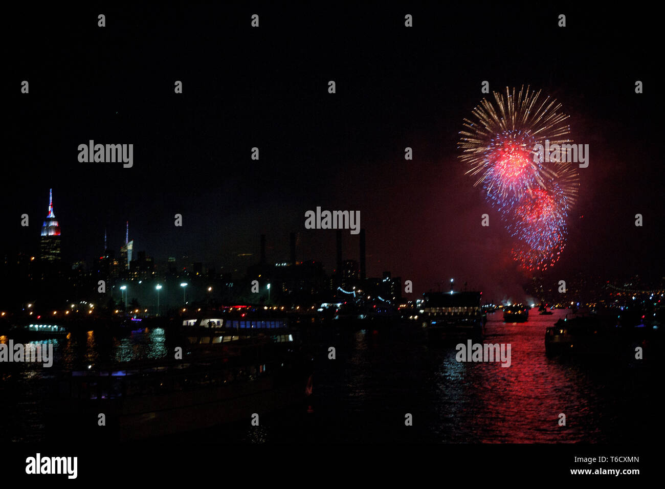 Feuerwerk auf dem East River in New York zum Unabhängigkeitstag 04. Juli Empire State building / Fuochi d'artificio il giorno di indipendenza il quarto di luglio Foto Stock