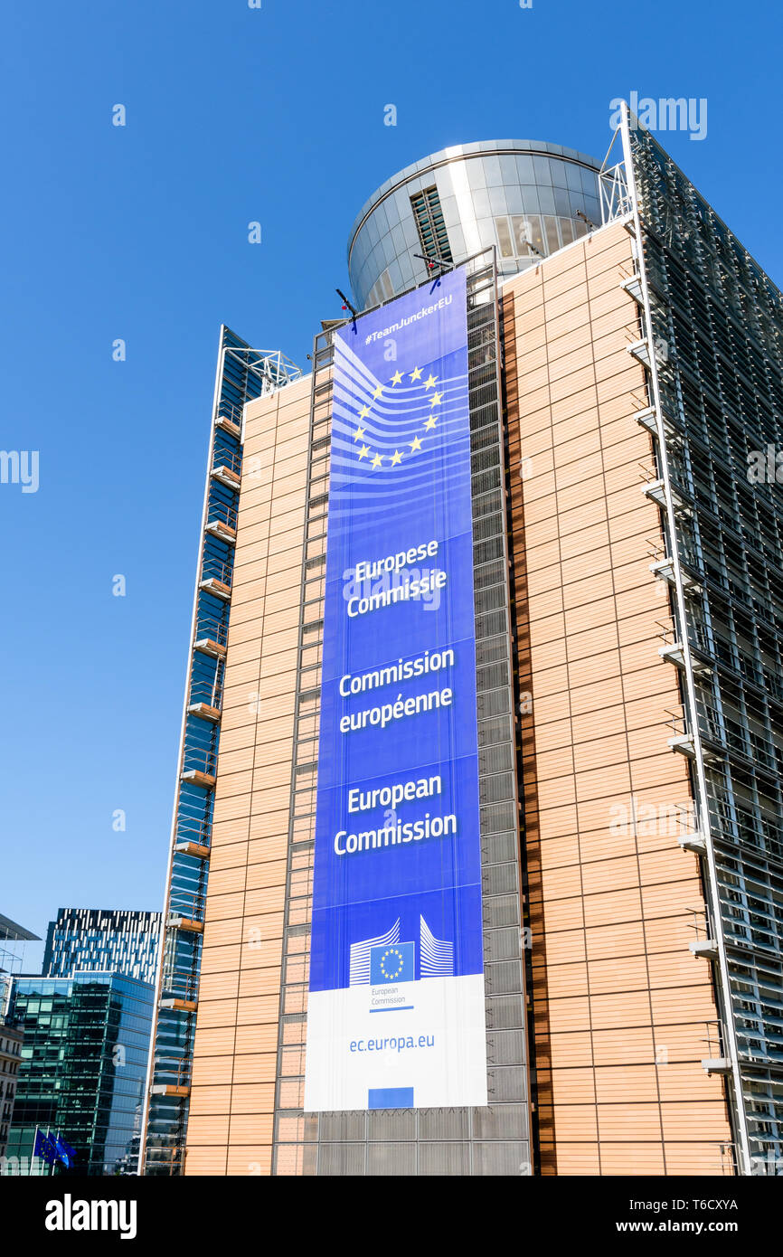 Basso angolo di vista la grande banner sulla facciata dell'ala sud dell'edificio Berlaymont, sede della Commissione europea a Bruxelles, in Belgio Foto Stock