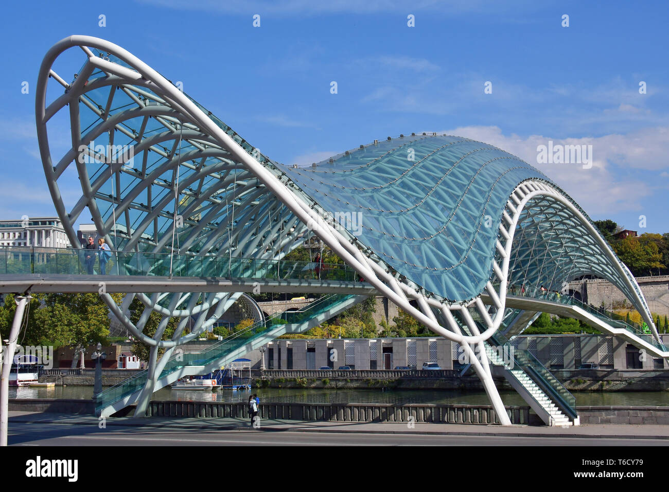 Il Ponte della Pace, un pedone ponte che attraversa il fiume Mtkvari, Tbilisi, Georgia Foto Stock