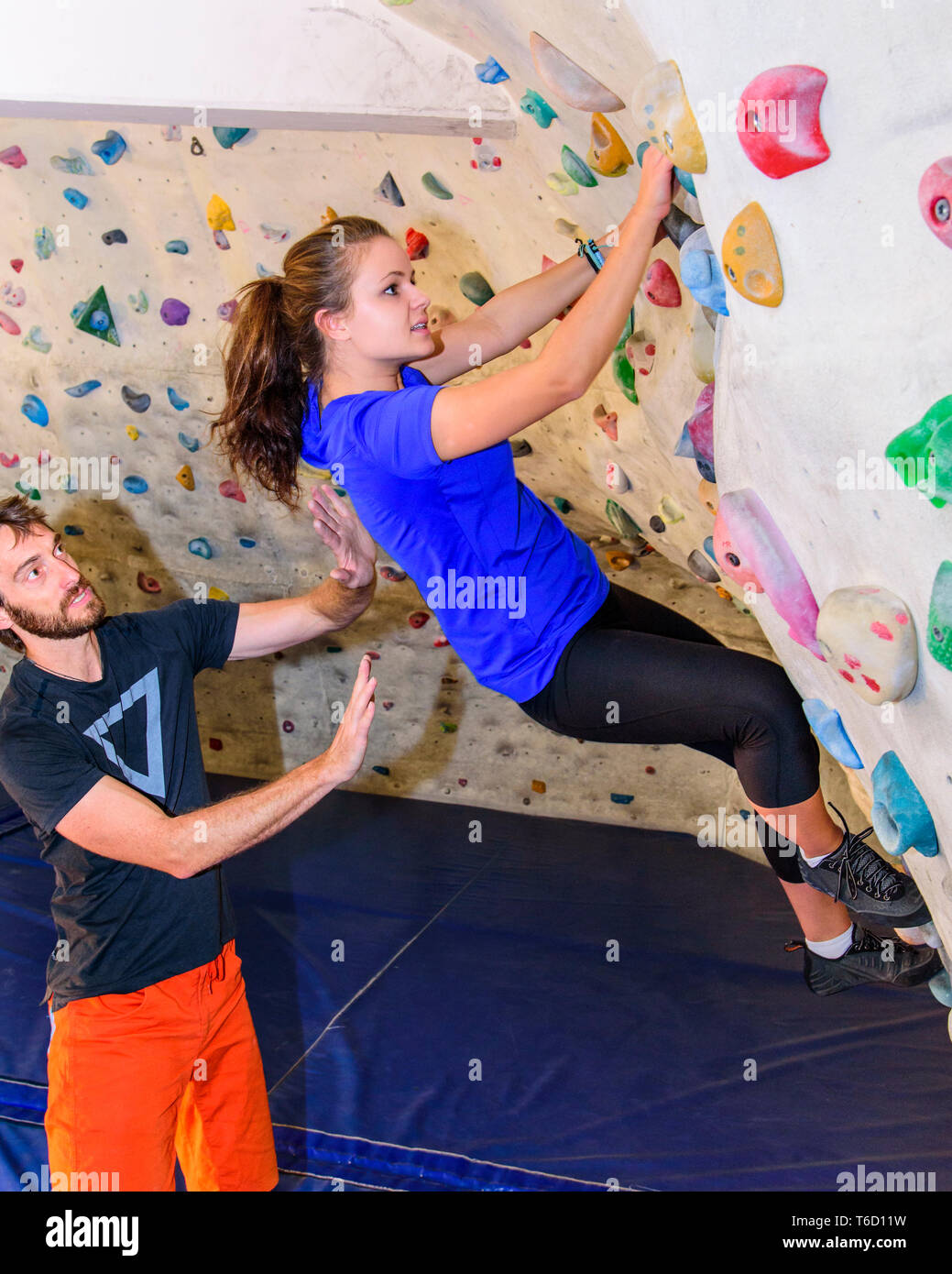 Allenamento presso il Boulderwall Foto Stock