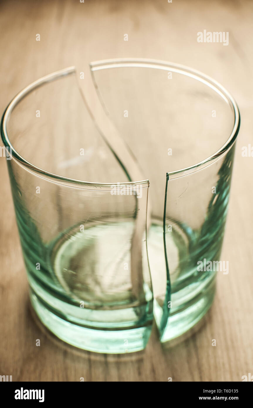Rotto il vetro trasparente cup in due parti simmetriche closeup Foto Stock