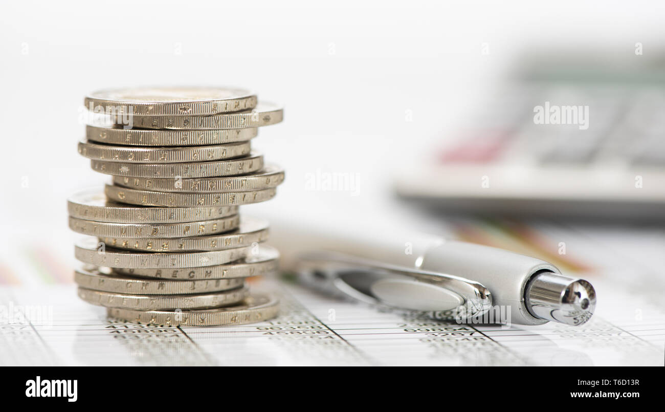 Finanzen und Stapel Euro Münzen auf grafico Foto Stock