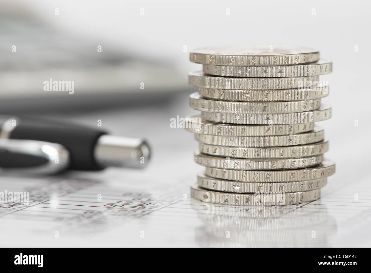 Finanza e Affari con grafico e calcolatrice al mercato azionario Foto Stock