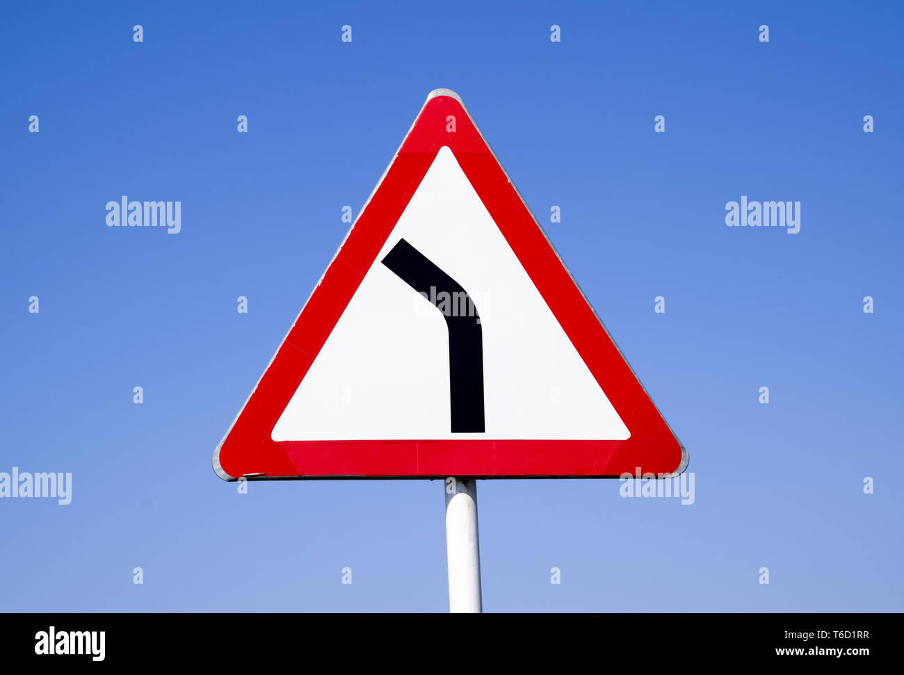 Cartello stradale svolta pericolosa. Segnale di avvertimento. Foto Stock