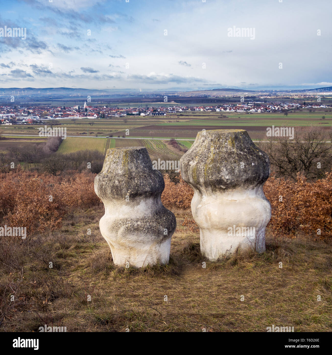 La scultura gemelli con villaggio in background Foto Stock