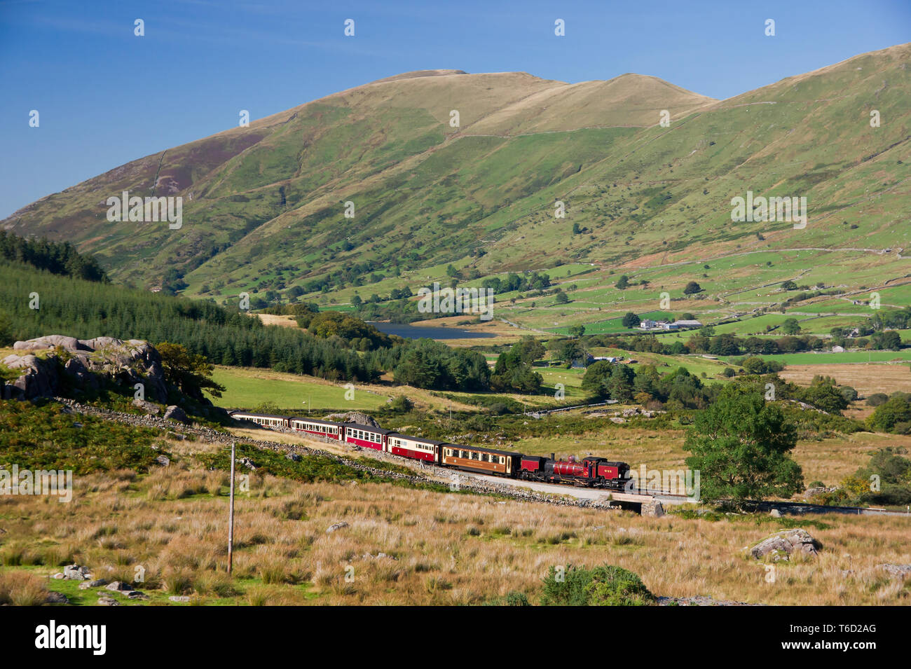 NGG16 2-6-2+2-6-2T Garratt No.138 si snoda fuori Rhyd Ddu con il servizio di pomeriggio da Porthmadog a Caernarfon Foto Stock