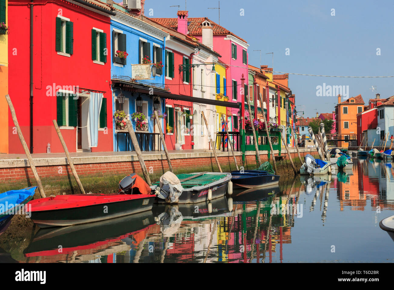 Case colorate sul lungomare dell'isola di Burano; Venezia, Italia Foto Stock