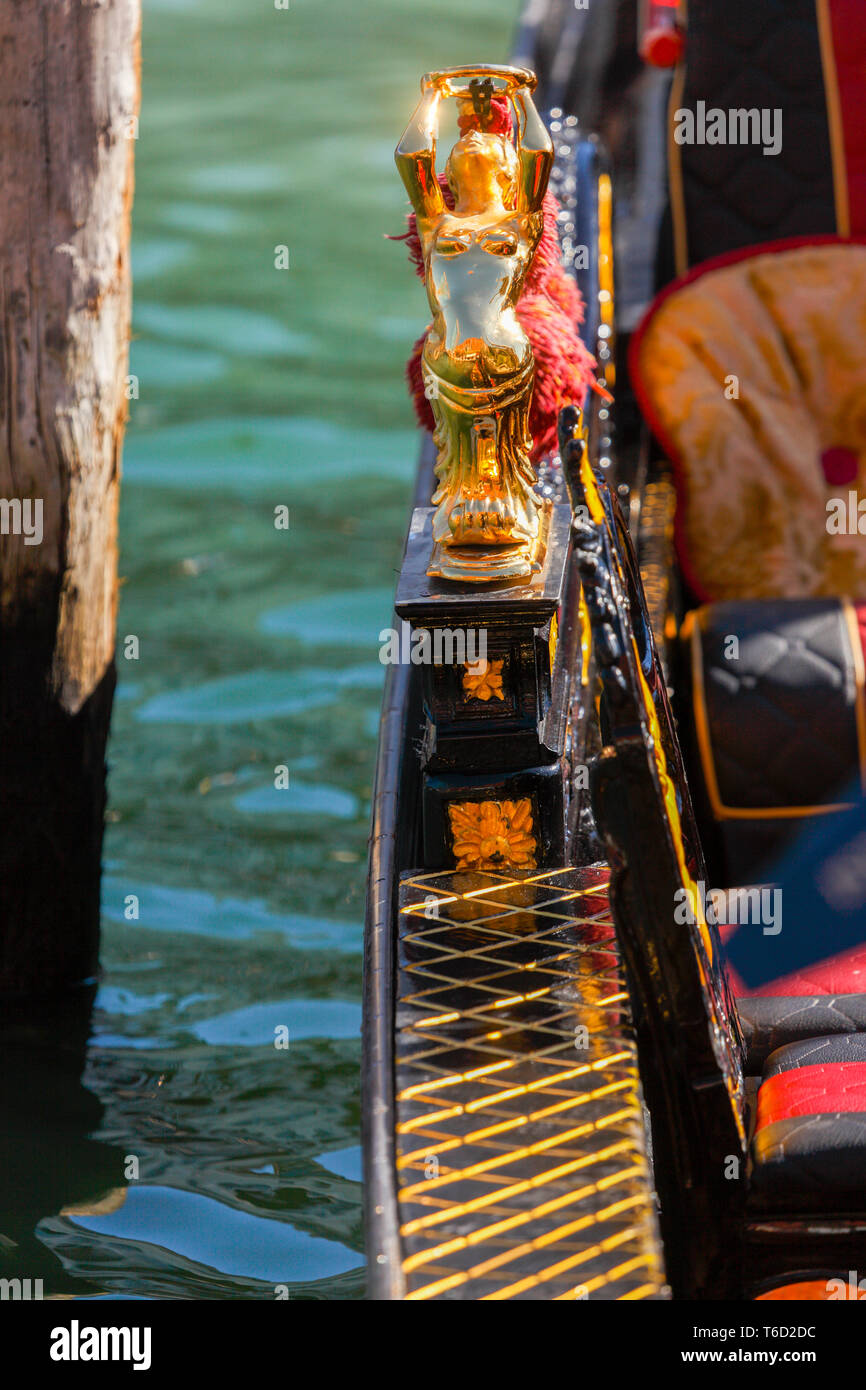 Gondola decorativo, Venezia; Veneto; Italia, l'Europa. Foto Stock