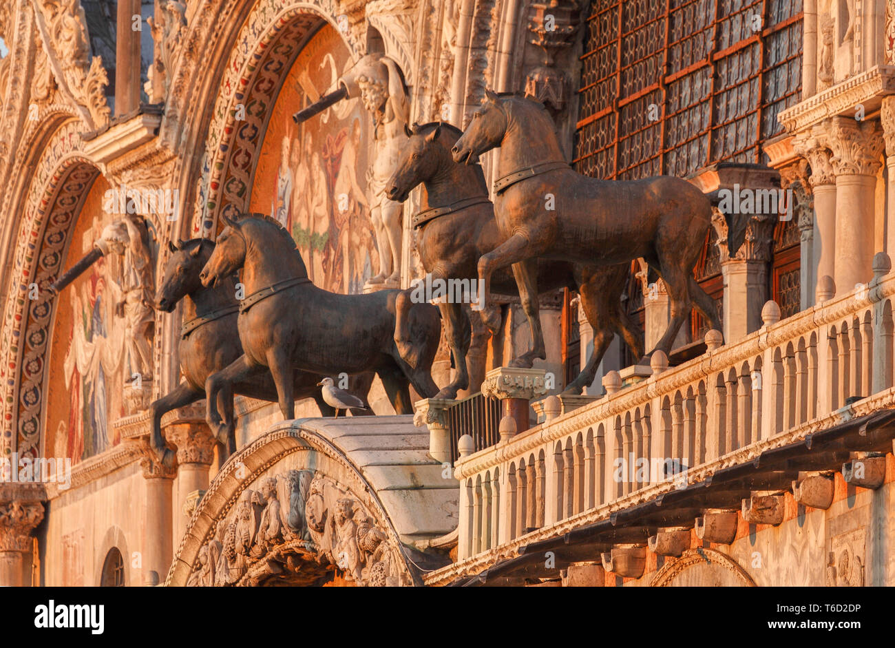 Cavalli di bronzo di San Marco e Basilica di San Marco, Piazza San Marco, Venezia, Veneto, Italia. Foto Stock