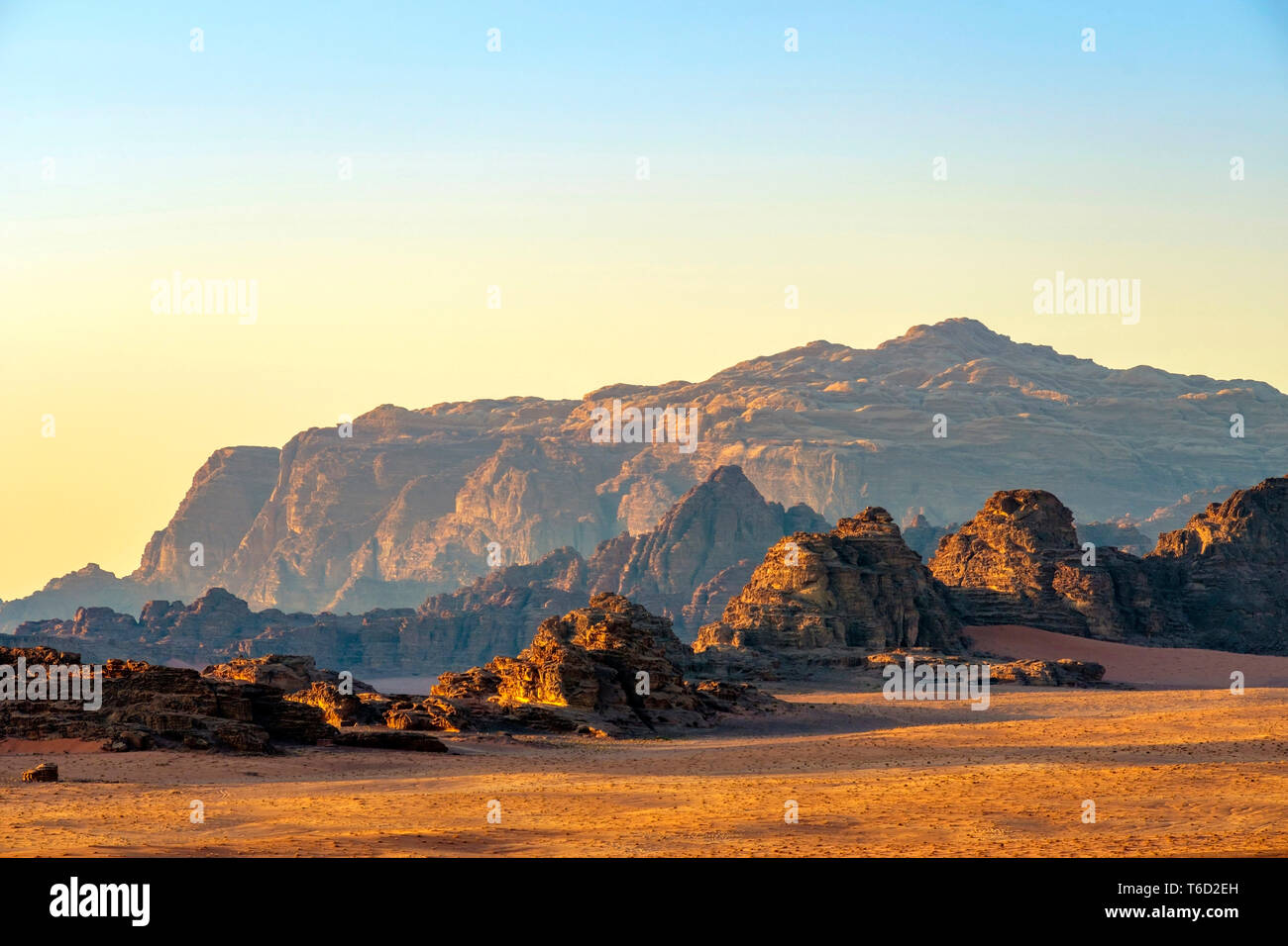 Giordania, Governatorato di Aqaba, Wadi Rum. Wadi Rum Area Protetta, Sito Patrimonio Mondiale dell'UNESCO. Il paesaggio del deserto al tramonto. Foto Stock