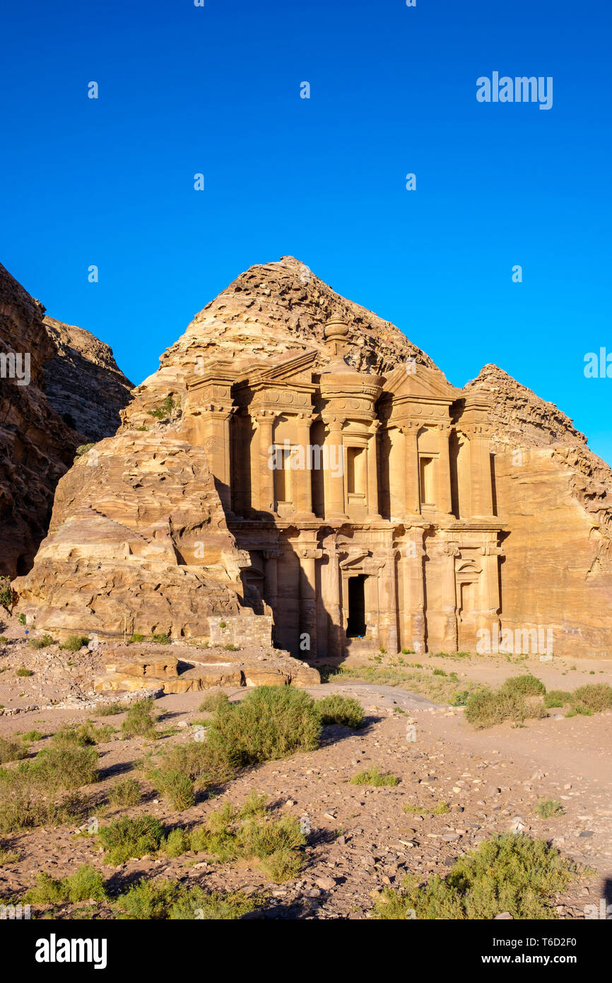 Giordania, Ma'an Governatorato, Petra. UNESCO - Sito Patrimonio dell'umanità. Ad-Deir, il monastero intagliato nella roccia arenaria faccia. Foto Stock