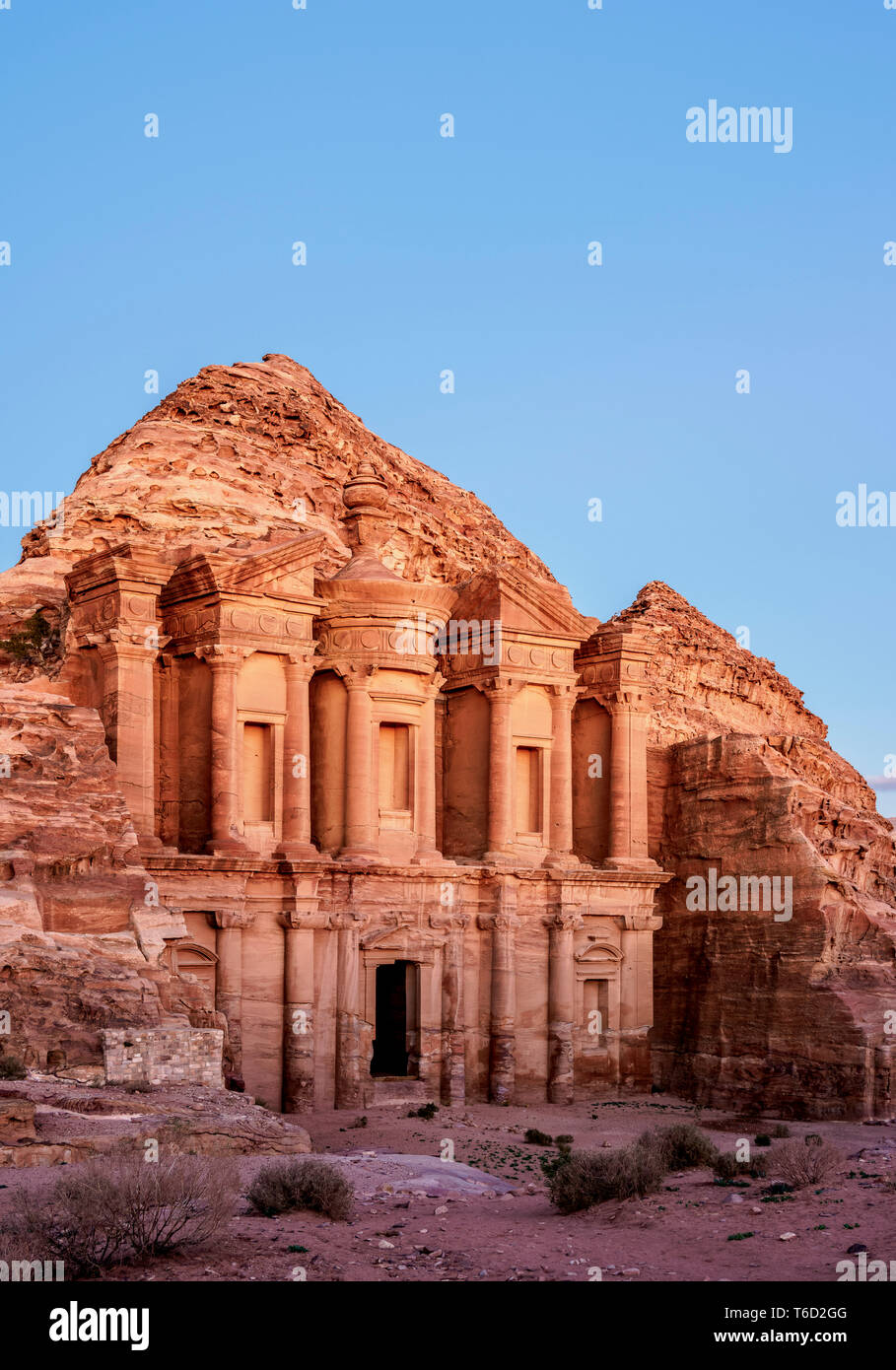 Il monastero, Ad-Deir al crepuscolo, Petra, Ma'an Governatorato, Giordania Foto Stock