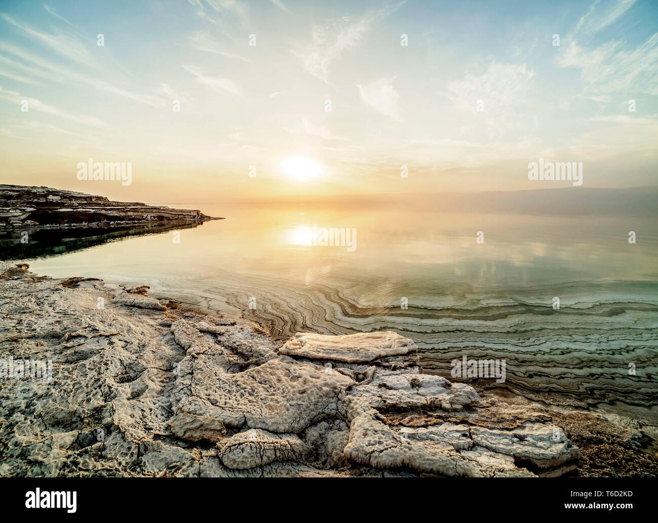 Formazioni di sale sulla riva del Mar Morto al tramonto, Karak Governatorato, Giordania Foto Stock
