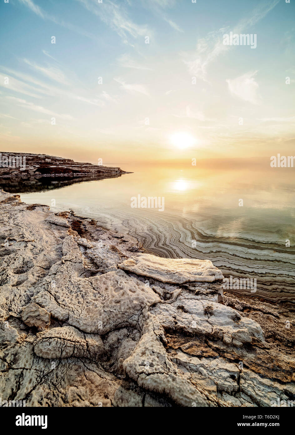 Formazioni di sale sulla riva del Mar Morto al tramonto, Karak Governatorato, Giordania Foto Stock