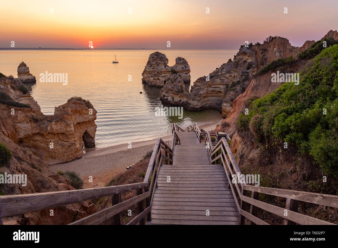 Il Portogallo, Algarve, distretto di Faro, Lagos, Camilo (spiaggia Praia do Camilo). Passerella per la spiaggia di sunrise. Foto Stock