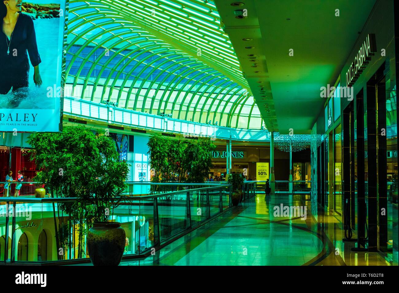 All'interno vuoto shopping centre Foto Stock