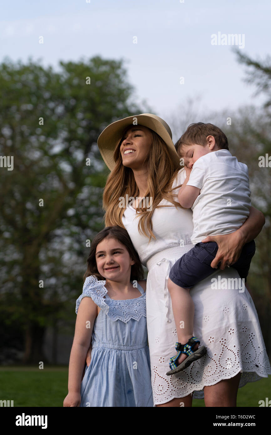 E per il divertimento di tutta la famiglia nel parco esterno in natura con mamma figlio e figlia. indossare abiti estivi Foto Stock