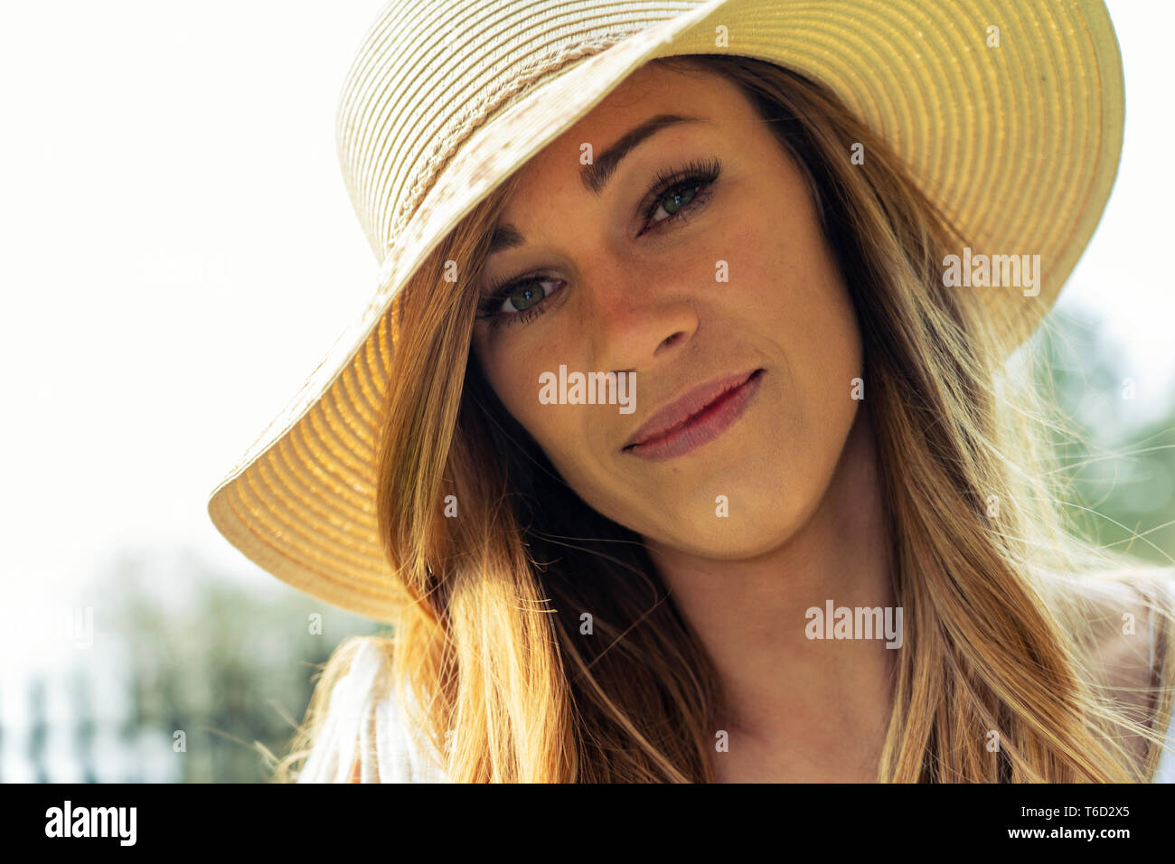 Bella donna che indossa un cappello, back lit Foto Stock