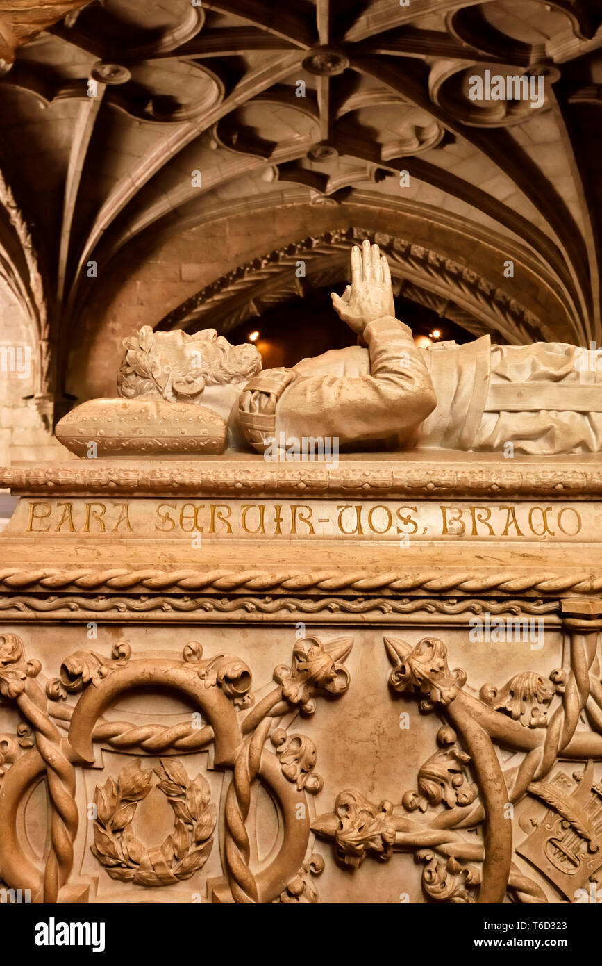 Tomba di Luis de Camoes all interno della chiesa del monastero di San Geronimo, un sito Patrimonio Mondiale dell'Unesco. Lisbona, Portogallo Foto Stock