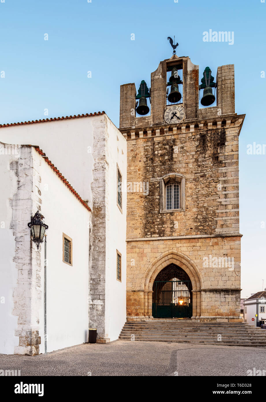 Se Cathedral al crepuscolo, Faro, Algarve, PORTOGALLO Foto Stock