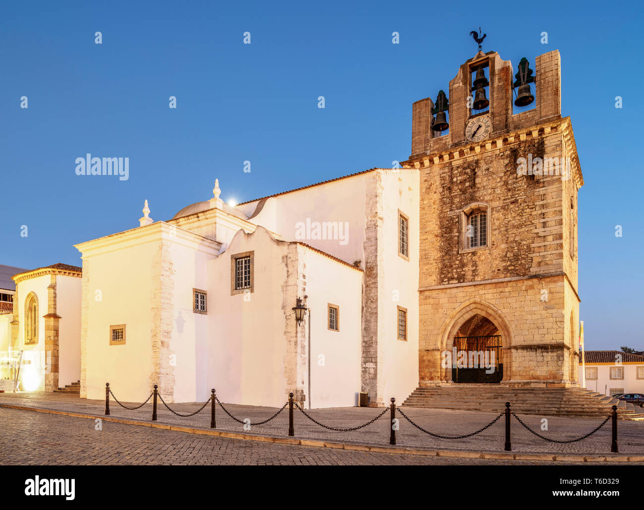 Se Cathedral al crepuscolo, Faro, Algarve, PORTOGALLO Foto Stock