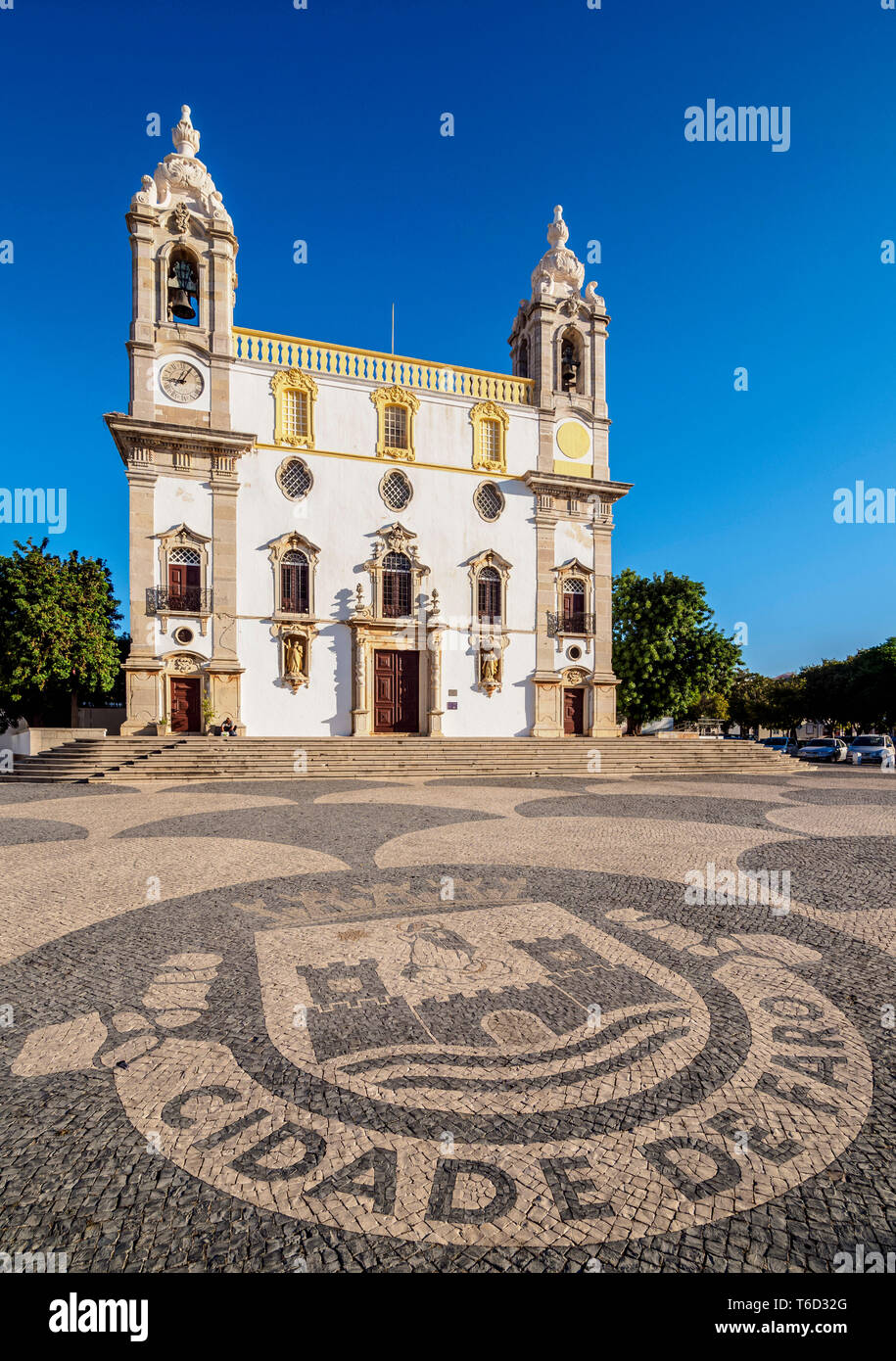 Carmo Chiesa, Largo do Carmo, Faro, Algarve, PORTOGALLO Foto Stock