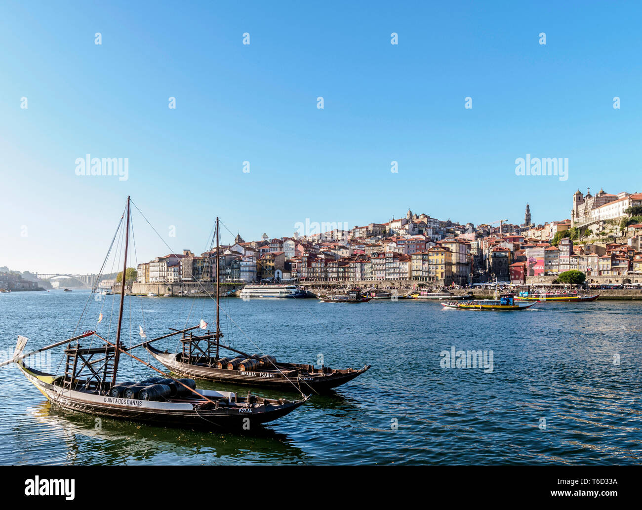 Le imbarcazioni tradizionali a Vila Nova de Gaia banca del fiume Douro, Porto Skyline in background, Portogallo Foto Stock