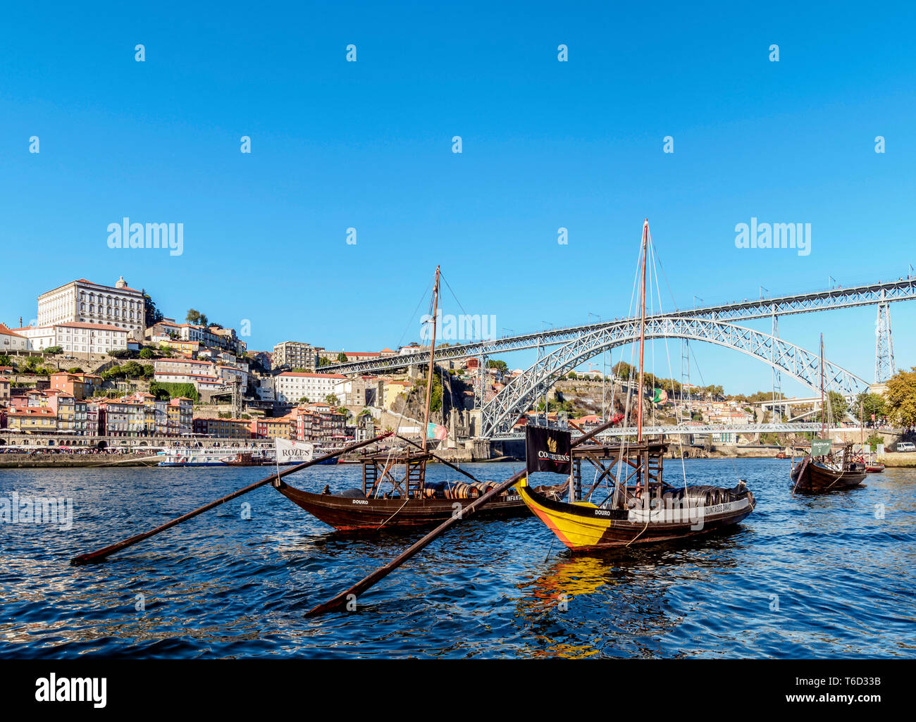 Le imbarcazioni tradizionali a Vila Nova de Gaia banca del fiume Douro, Dom Luis I Bridge in background, Porto, Portogallo Foto Stock