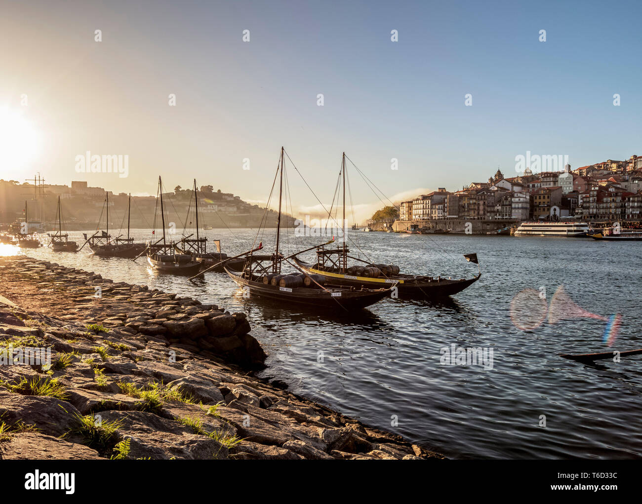 Le imbarcazioni tradizionali a Vila Nova de Gaia banca del fiume Douro, Porto Skyline in background, Portogallo Foto Stock