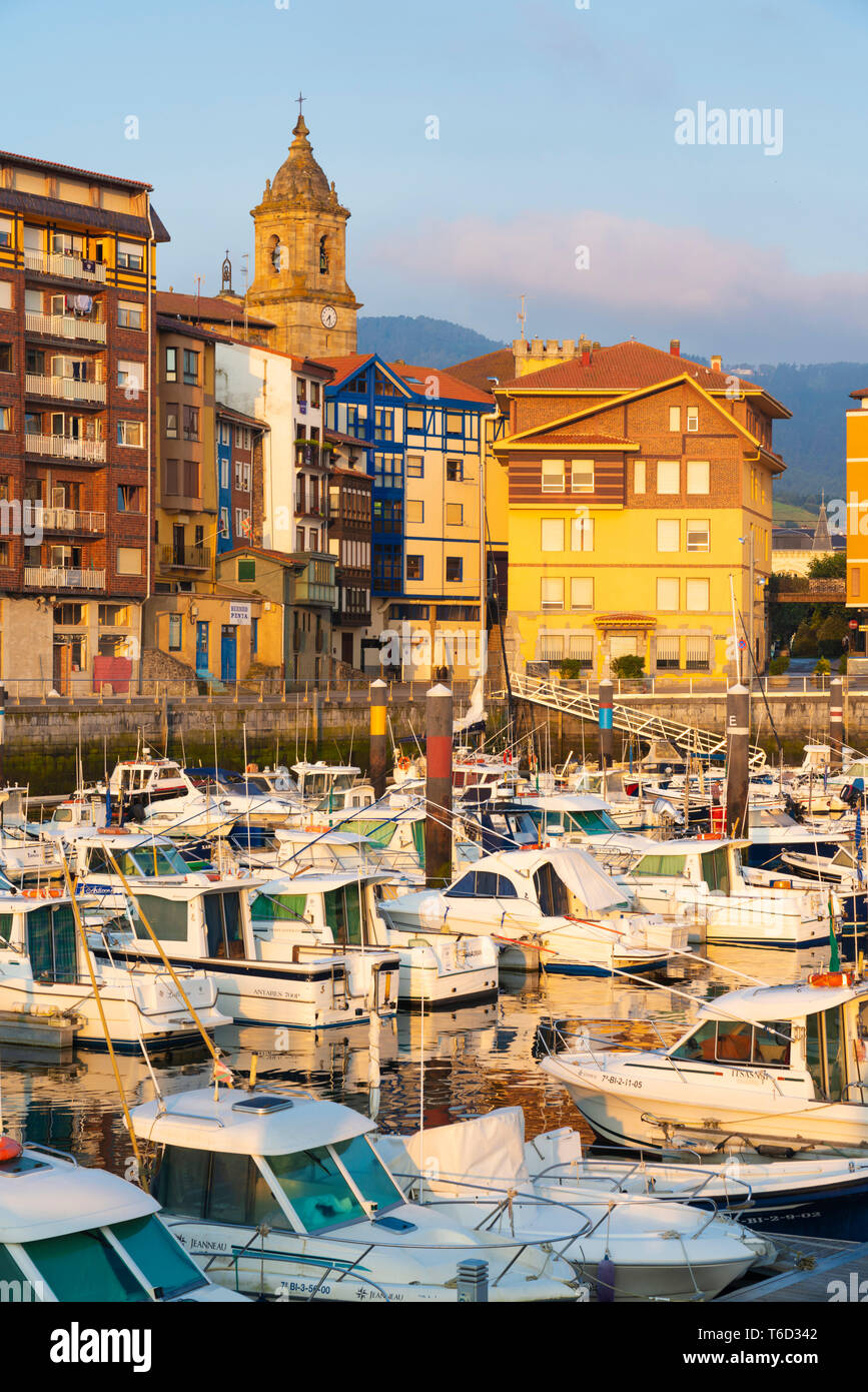 Spagna, provincia di Biscaglia, Paesi Baschi, Bermeo, barche ormeggiate in porto Foto Stock