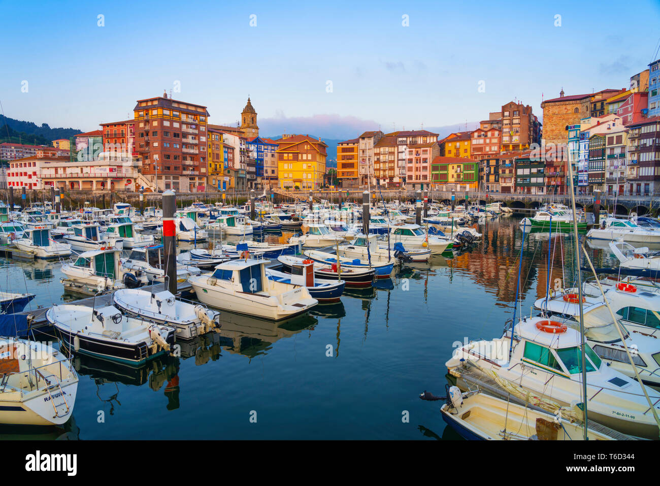 Spagna, provincia di Biscaglia, Paesi Baschi, Bermeo, Porto. Foto Stock