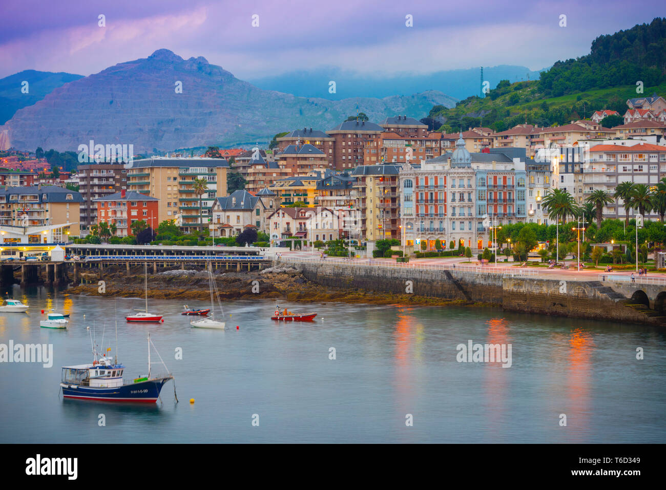 Spagna Cantabria, Castro-Urdiales, la vista della città e del porto Foto Stock