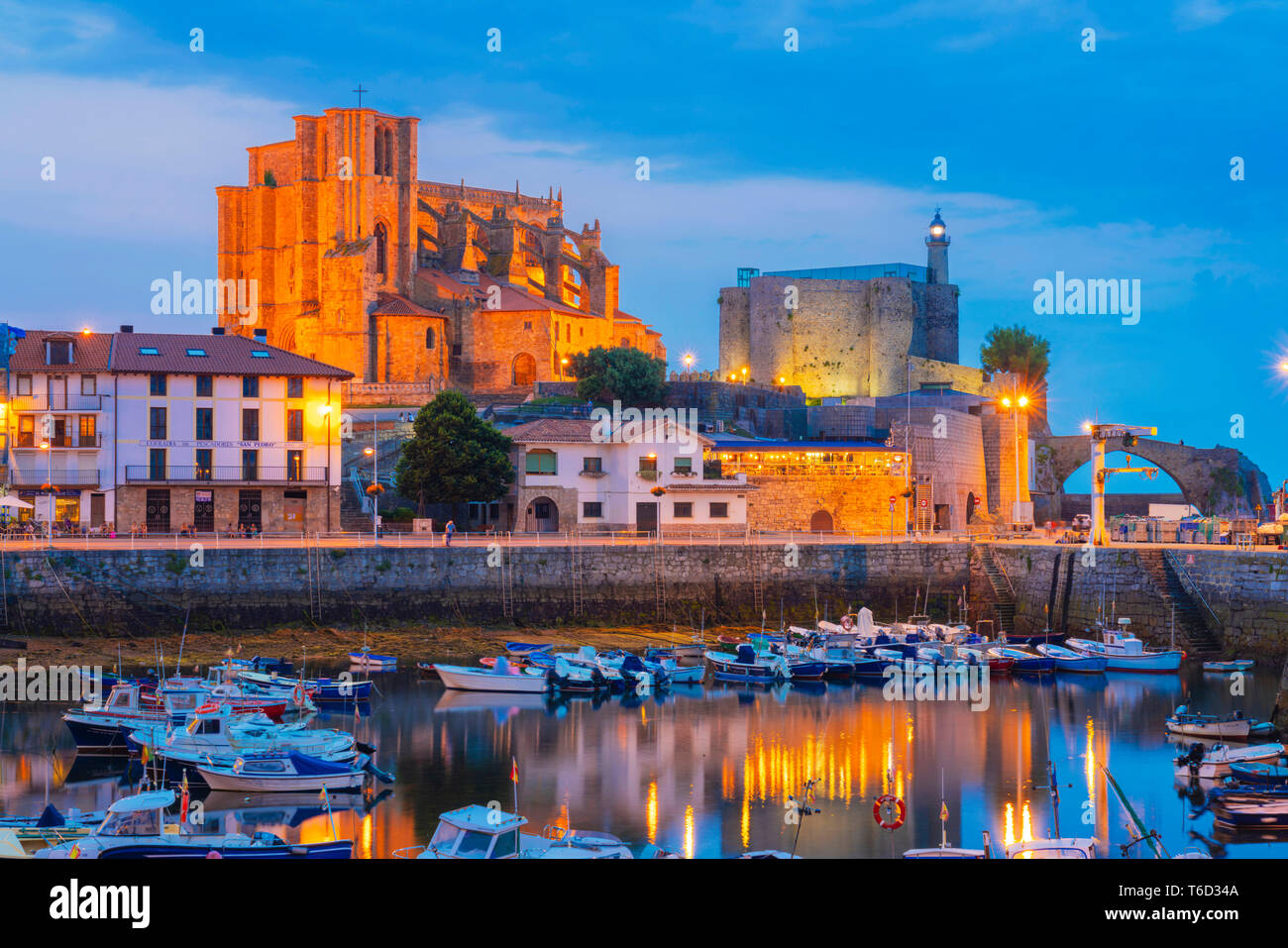 Spagna Cantabria, Castro-Urdiales, porto, Chiesa di Santa Maria e Santa Ana castello al tramonto Foto Stock