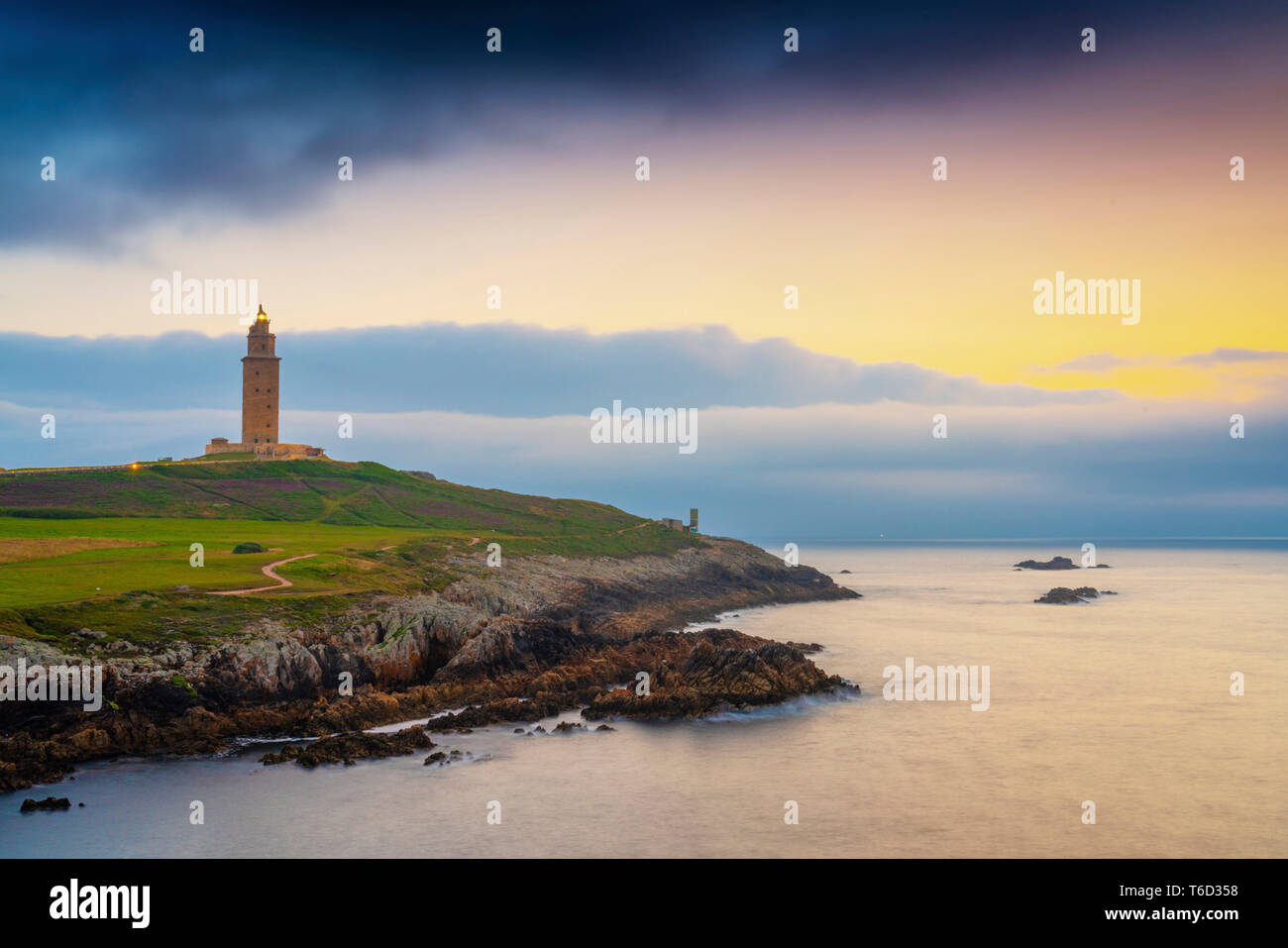 Spagna, Galizia, La Coruna, Torre de Hercules illuminata di notte Foto Stock